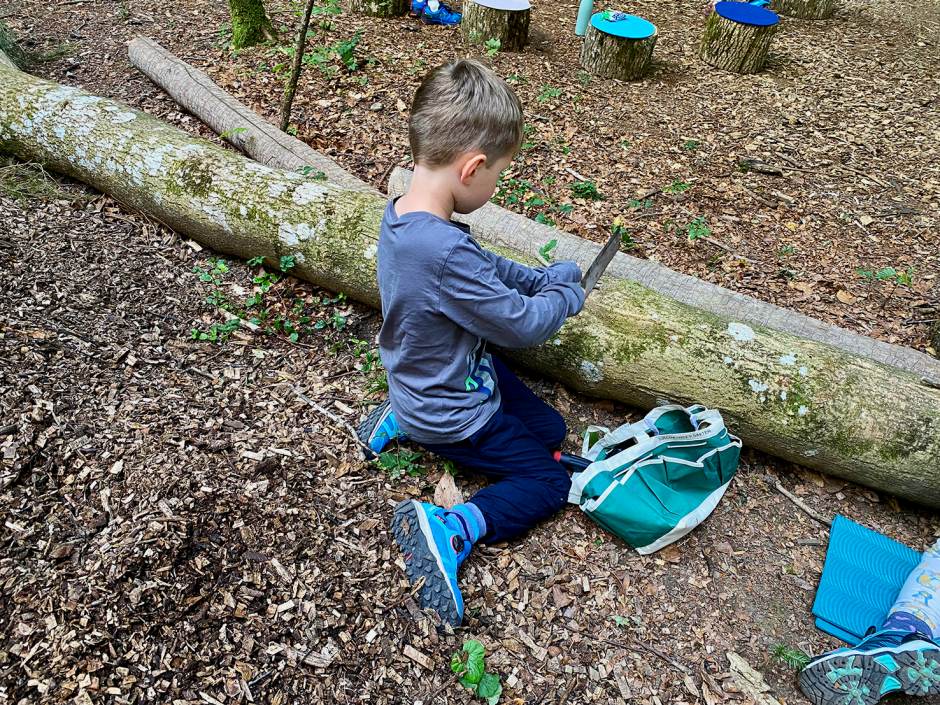 Kind beim S&auml;gen